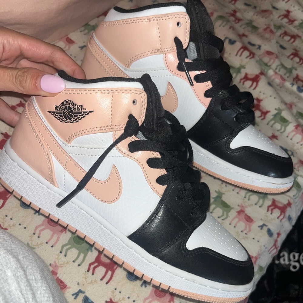 Jordan 1 Mid arctic orange size 4 boys
